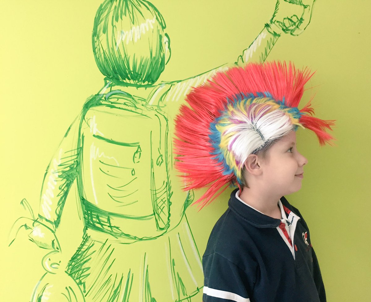 colegio_rcajal's tweet photo. Se acerca la Navidad y nosotros con estos pelos. ;-) #SpiritWeekCRC #CrazyHairDay https://t.co/H5R7pdEReD