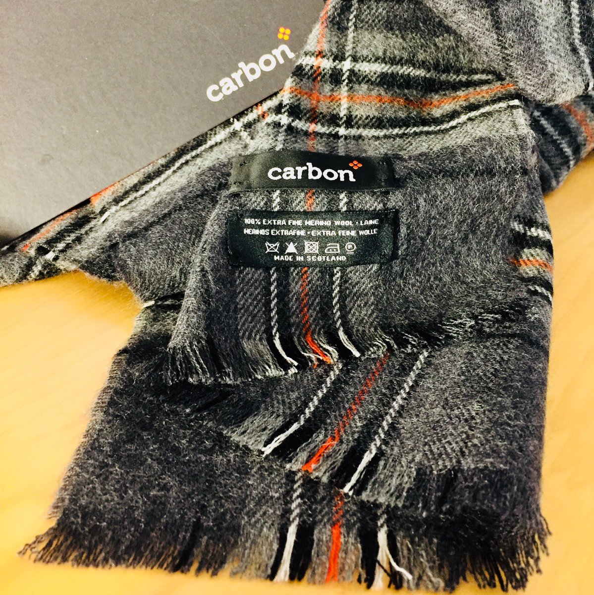 fraserband's tweet photo. Smashing early Christmas pressie from @CarbonFinancial an extremely nice scarf. Very nice surprise and much appreciated. Thanks gang. #corporatecolours #merrychristmas #warmneck https://t.co/n9CyS11MCg