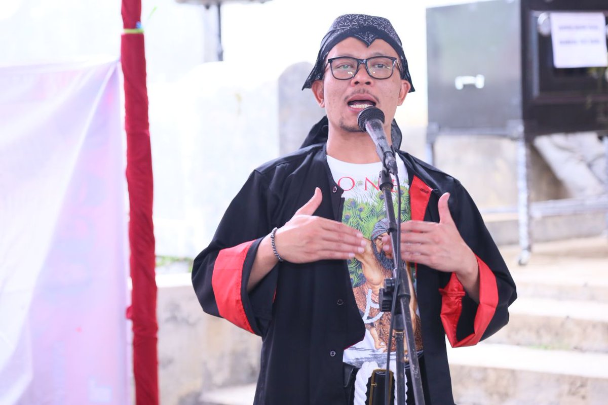 KemnakerRI's tweet photo. Menaker @hanifdhakiri Memberikan Sambutan dalam Acara Ramah Tamah Menaker @hanifdhakiri dengan Warga Desa Desmigratif Paringan, Ponorogo (18/12). Berikut pointnya: https://t.co/QGSitka7jo