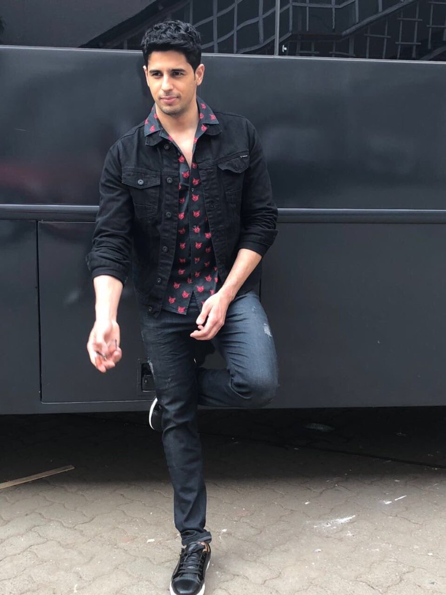 BeingRealSidian's tweet photo. .@S1dharthM spotted today at  #Aiyaary promotions! https://t.co/SxCNlLzi1g