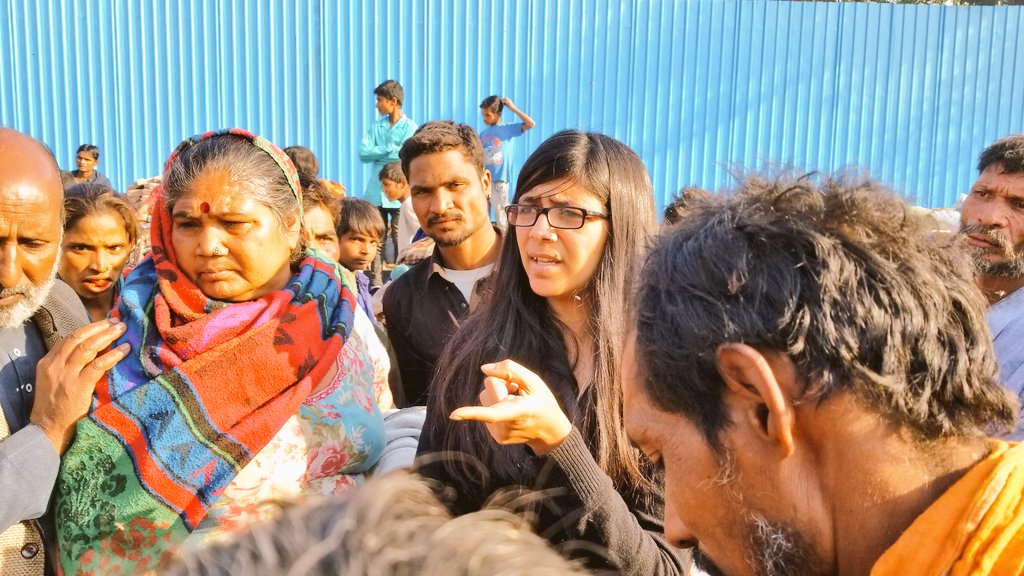 Amitjanhit's tweet photo. दिल्ली महिला आयोग की अध्यक्ष @SwatiJaiHind ने DDA द्वारा बेघर किए गए कठपुतली कॉलोनी के लोगों से मिली और उनकी समस्याओं को सुना। मौके पर DM और SDM भी मौजूद थे। https://t.co/4pA5N8iD98