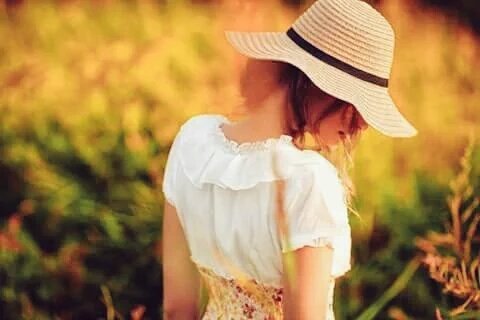 세상 누구도
그대를
적대시 하지 않는다.
누군가가 그대를
미워한다고 느끼는
경우에는
증오의 대상은
그대가 아니다.
모든 사람들은
그대가 아닌,
자기 자신에게
관심이 있기 때문이다.
그러므로
두려워 할 것은 없다.
이 사실을 깨달을 때만
진정한 관계가
이루어 지는 법이다.
「ohso」