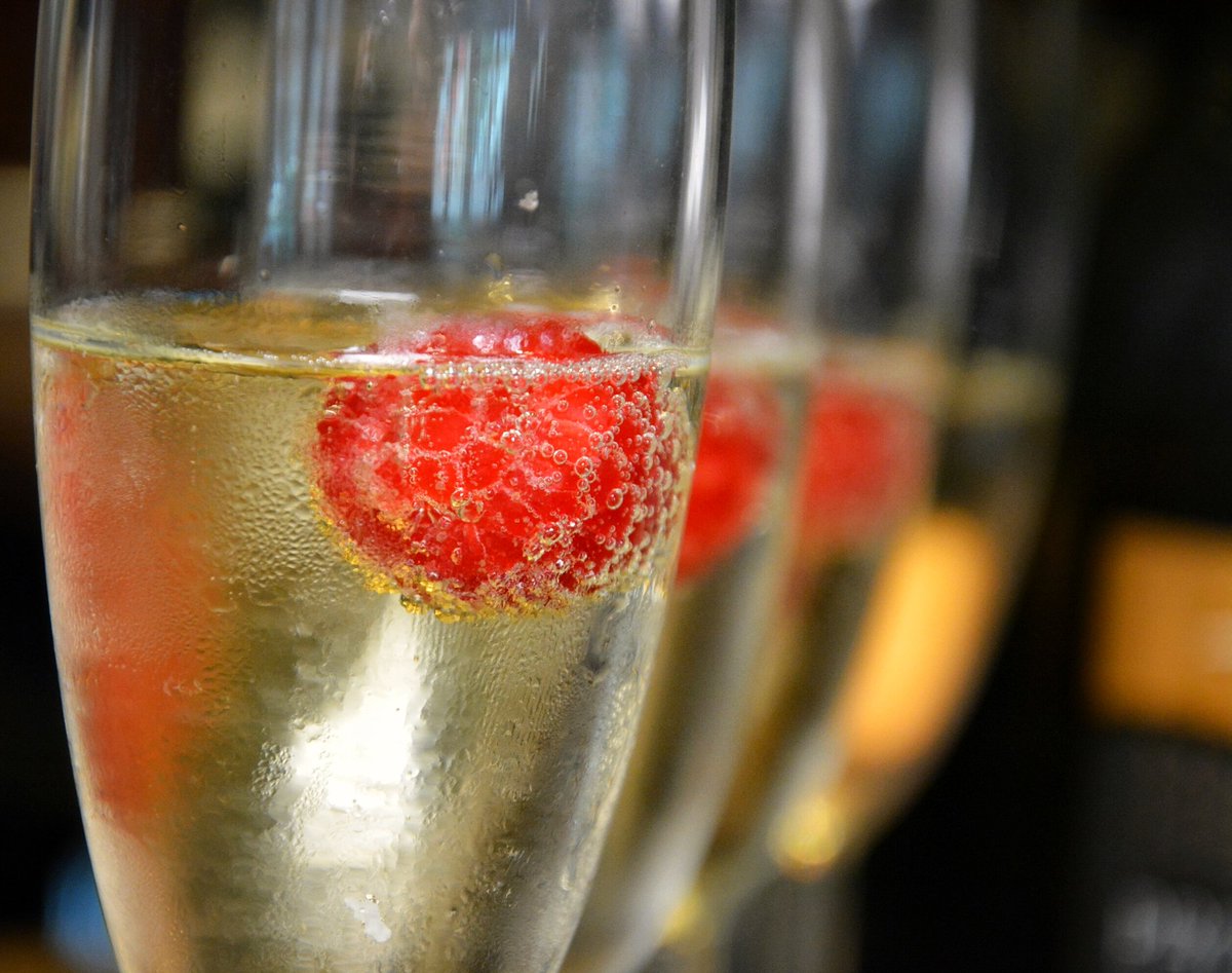 TCRLoungeBar's tweet photo. Today is the most #FestiveMonday of the year, we reckon it's worth an extra treat ๐๐ฅ๐
๐พ Buy one get one 1/2 price on #Prosecco, #Pizza & #Burger
โ Closed 24-25-26th Dec, 1st Jan #London #Fitzrovia https://t.co/FCApiB0NTH