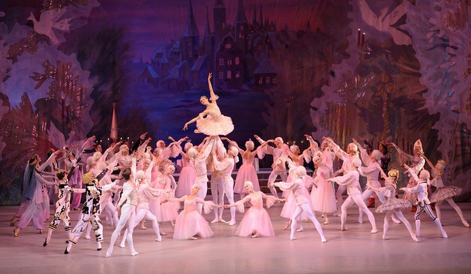RussiaVisit's tweet photo. "The Nutcracker" #ballet by P.Tchaikosky is the most popular #christmas performance for all ages. Do not miss your chance during your stay in #russia on the best #russian stages #art #russia #visitrussia #travelinrussia #visitrussiatravel https://t.co/1VIZx9LEJ0