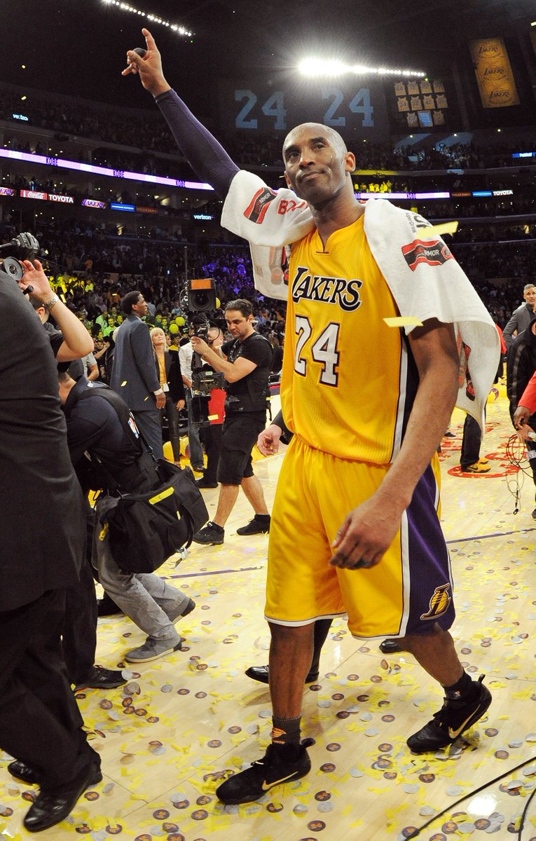 NBAHistory's tweet image. "Kobe walks off the court for the last time on April 13, 2016. It was an emotional day for everyone, including me. I spent the whole day with him. So many amazing moments to document. This was the most important photo of the day for me to capture." - @ADBPhotoInc #Ko8e24