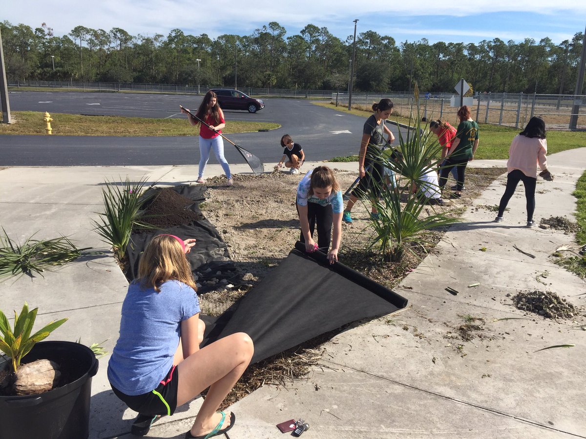 sharpbiology's tweet photo. What a great Saturday here @BarronCollier! @BCHGreenGroup  WORKING TO BEAUTIFY OUR SCHOOL!! #Flowers #gardening https://t.co/oqptOFAlmU