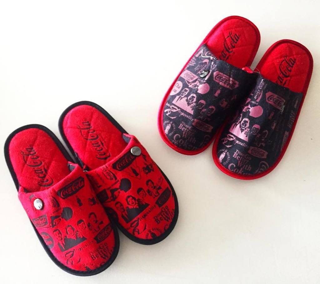 CocaColaShoesIt's tweet photo. Che cosa regalo a Natale? 🤔 #pantofole #cocacolashoesit #cocacola #cokestyle #cosaregaloanatale #ideeregalo #rosso #nero #natale2017 #newcollection https://t.co/vVeTLb0Gsp https://t.co/dGuU0QSrjV
