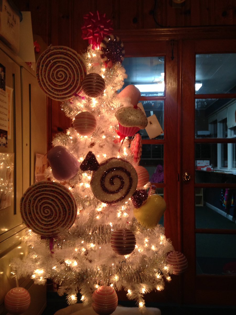bubbles6687's tweet photo. Such a great surprise today at work... I walked into my office and found out that my bestie bought me the candy tree of joy! #feelingthelove #candyjoy #besties #magee #happyhappyjoyjoy https://t.co/TRCsinE6br