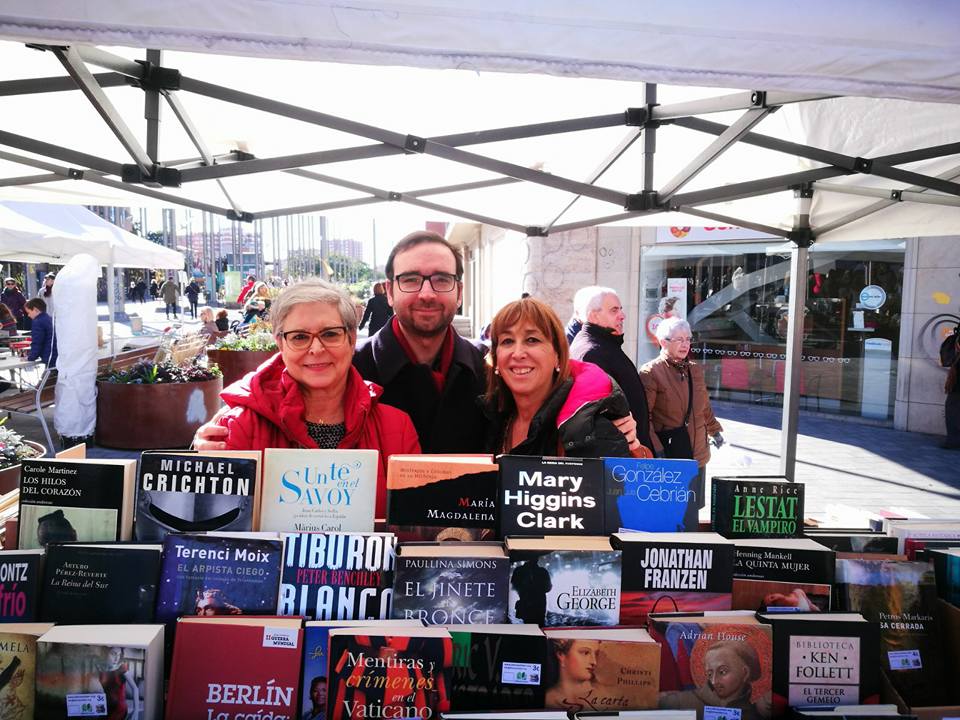 Ahir a Llibre Solidari vam vendre llibres per <a href="/la_marato/">La Marató de 3Cat</a> a la plaça de Sants