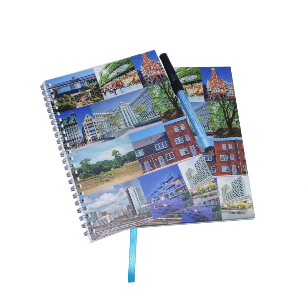 PHI_Notes's tweet photo. Wie zegt dat corporate notitieboekjes alleen maar een bedrijfslogo mogen hebben? Voor ASR Vastgoed maakten we deze notitieboekjes met inspirerende beelden. #SamenCEversnellen #Circulair #PHINotes #HetSlimmeNotitieboekje #WhiteboardBoekje https://t.co/S176SUoSVl