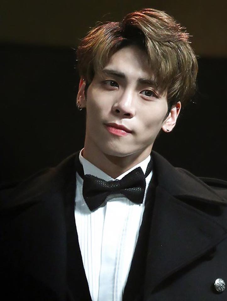 PostToday's tweet photo. คอนเฟิร์มแล้ว #จงฮยอน สมาชิกวงชายนี่ เสียชีวิตที่บ้านพัก สาเหตุมาจากการฆ่าตัวตาย พบนอนหมดสติ คาดสำลักควัน ซึ่งเตาแก๊สเปิดไว้ ส่งรพ.แล้วไม่ทัน และก่อนหน้าจงฮยอนได้ส่งข้อความไปหาพี่สาว ในทำนองว่า มันหนักเหลือเกิน ผมทรมานมาก...
#SHINee #JONGHYUN 
cr: https://t.co/1Af20AlFmx https://t.co/In9dsJ4WAT
