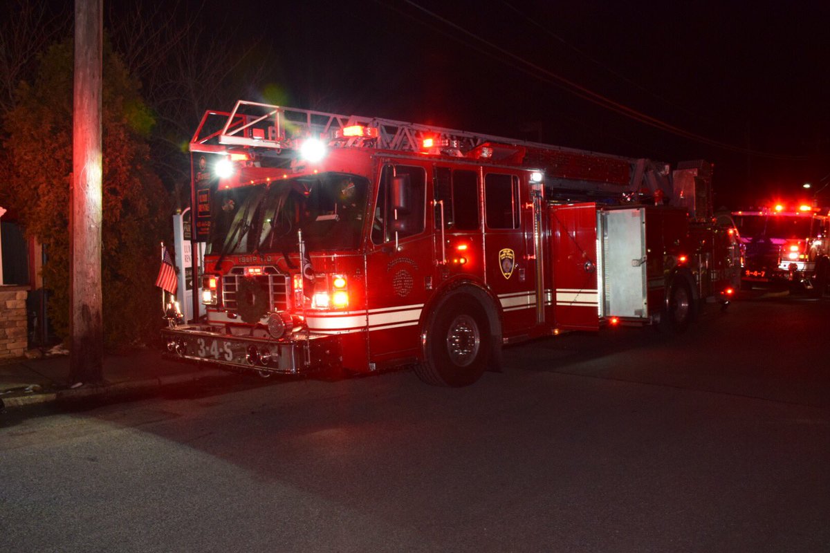 Chief_Ippy's tweet photo. #IslipFD responds 2 an apart. fire, 118 Willowbrook X E. Main. Garbage can fire w/ heavy smoke. #thirddivision keeping busy @mergencypatches https://t.co/LhxQ8nTNIX