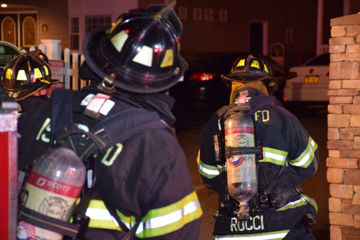 Chief_Ippy's tweet photo. #IslipFD responds 2 an apart. fire, 118 Willowbrook X E. Main. Garbage can fire w/ heavy smoke. #thirddivision keeping busy @mergencypatches https://t.co/LhxQ8nTNIX