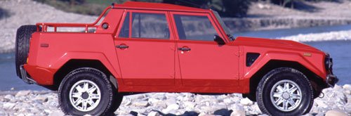 AutoScout24fr's tweet photo. Pour #Lamborghini, l'incursion dans le monde du SUV avec l'#Urus n'a rien d'étrange. Dans le passé, le constructeur avait déjà proposé cette chose hors normes: le LM 002. https://t.co/qG7eC05fok #LM002 https://t.co/RC5KSldukI