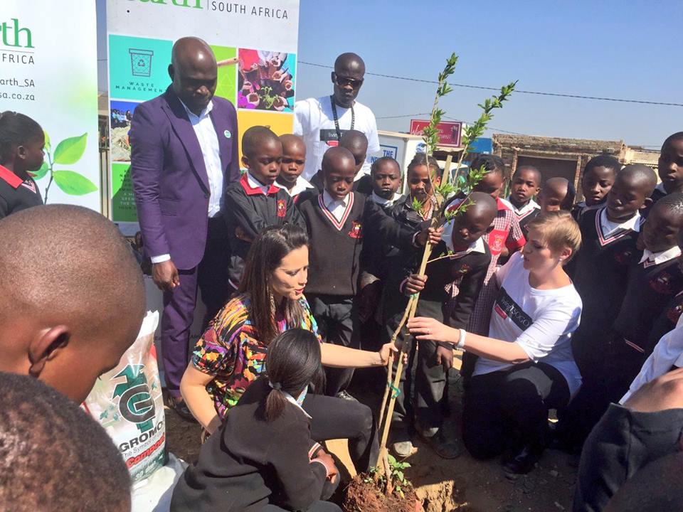 Nisha360's tweet photo. Happy Birthday to the EXTRAORDINARY @EllaBellaC . i love you lots and lots 💚💚💚.  Thank you for all that you do through @missearth_sa [https://t.co/PZqz6N1LGv ] and @Gen_Earth [https://t.co/97Dpxt3ORR ] #HeroesWalkAmoungUs #ChangingClimateChange #MyFavoriteWomanInGreenGlasses https://t.co/UgrRwuJw5n