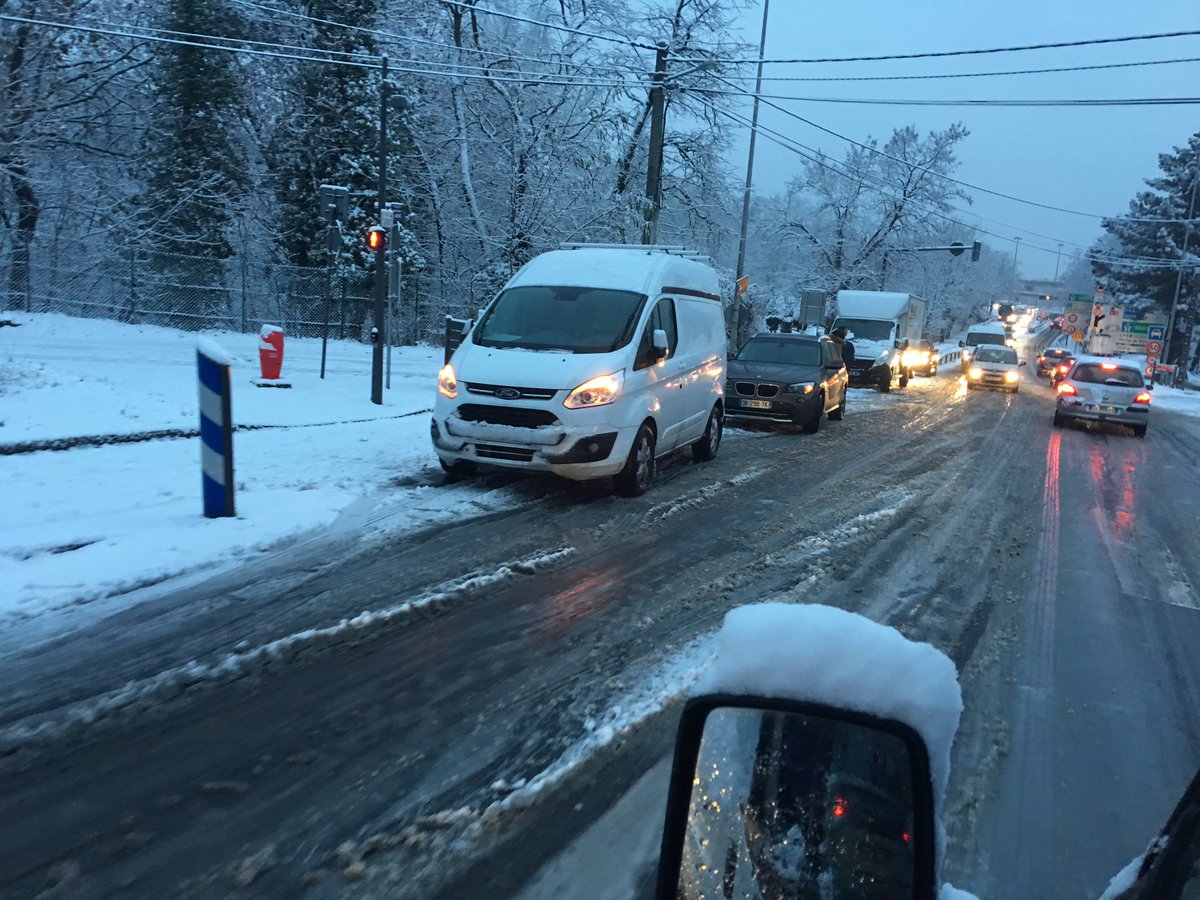 Gaucher_Maxime's tweet photo. Bonjour @grandlyon vous n'avez pas d'alerte météo pour prévoir l'enneigement et les routes verglacés ??? #LeVraiLyon en été et en hiver c est toujours les embouteillages https://t.co/rKdwfEwPFb