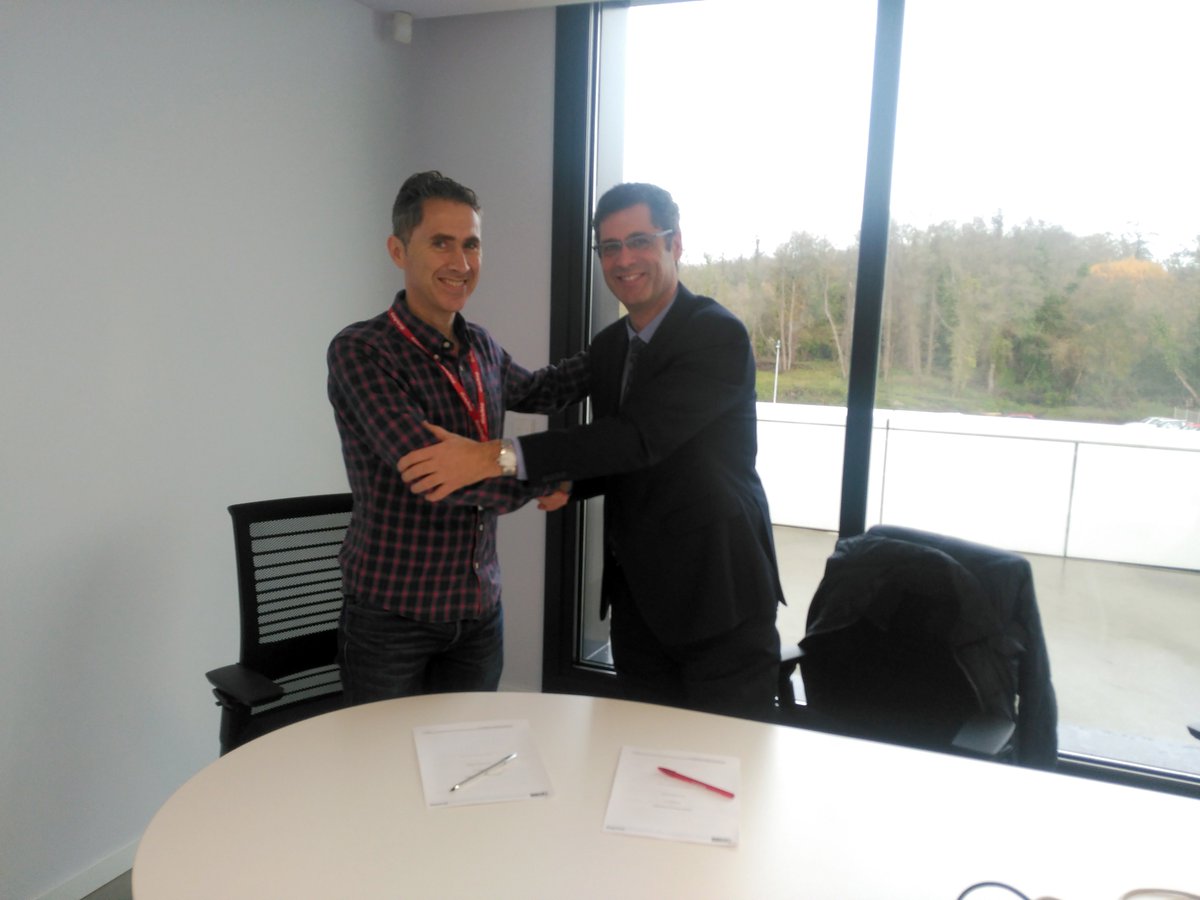 iffe_es's tweet photo. Tenemos nuevo acuerdo de colaboración con una de las empresas líderes del sector #tecnológico: #Disashop. En las fotos: Manuel Carneiro, Director General IFFE Business School, y José Manuel Otero, Director General Disashop, en el momento de la firma la semana pasada. #OrgulloIFFE https://t.co/qoYManjYnw
