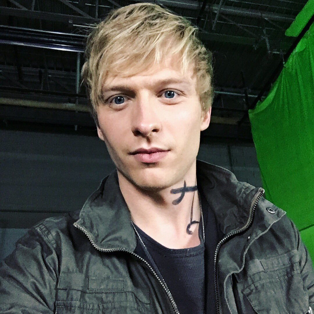 ShadowhuntersTV's tweet photo. Morgenstern - Tudor selfies. 😜
Throwback to the filming of #ShadowhuntersSeason2. https://t.co/6b0jv6ODuP
