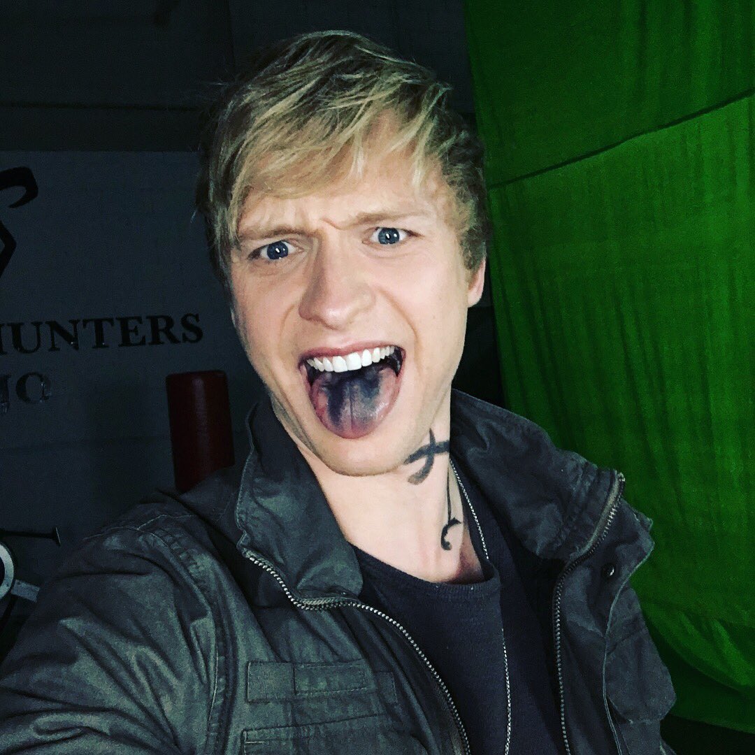 ShadowhuntersTV's tweet photo. Morgenstern - Tudor selfies. 😜
Throwback to the filming of #ShadowhuntersSeason2. https://t.co/6b0jv6ODuP