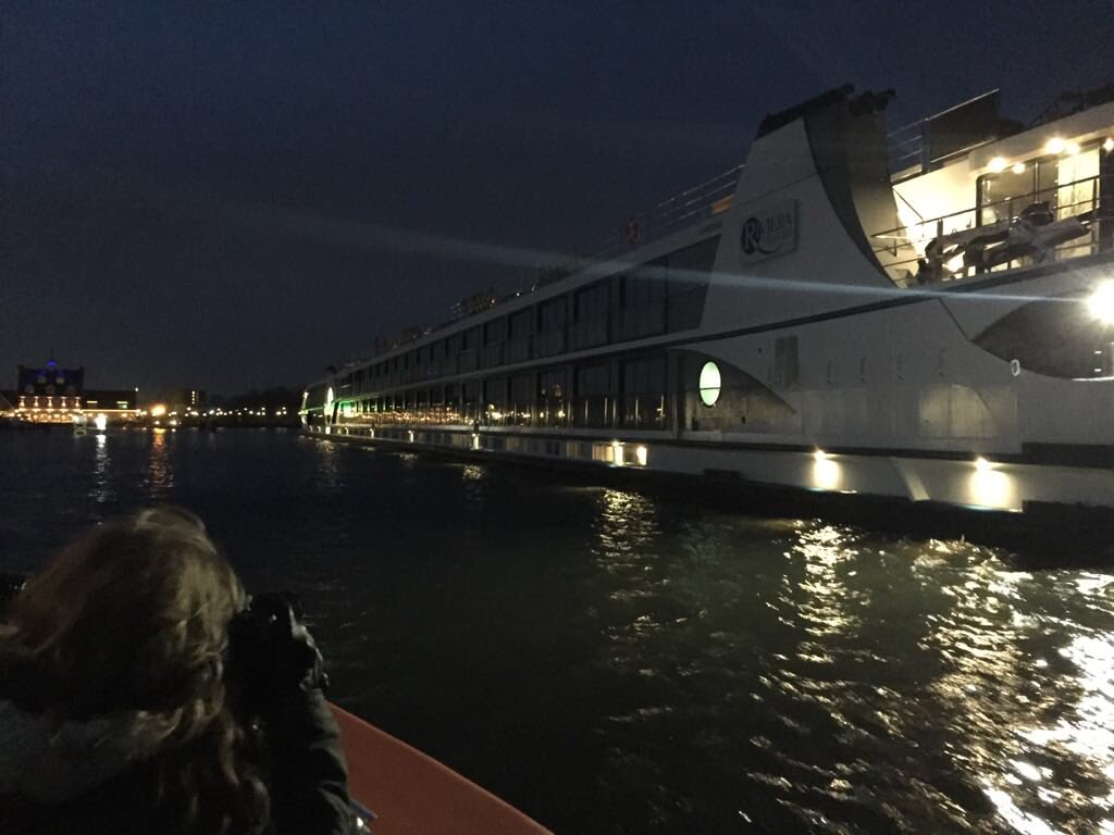 Het eerste riviercruiseschip, de Emily Brontë, is net aangekomen aan de nieuwe steiger in de haven van #Huizen !
