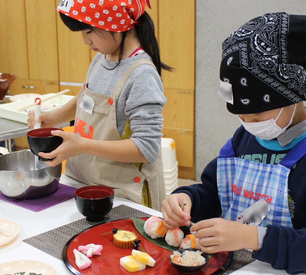 いちまさ 一正蒲鉾 On Twitter 新潟市食育 花育センターにてキッズキッチン教室を行いました メニューはお正月の飾りプレート 料理をするのは子ども達だけですが かまぼこの飾り切りやオホーツク サモかまの手まり寿司などを楽しんで作っていただきました 食育
