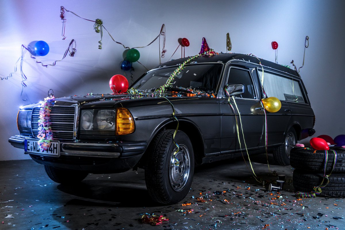 Herzlichen Glückwunsch Elisabeth! Unser Bestattungswagen (und Lieblingsauto unserer Kleinsten) ist dieses Wochenende stolze 32 Jahre alt geworden. Anlass genug, um mit der alten Dame eine kleine  Party zu feiern. #geburtstag #party #geburtstagsfeier #funeral #bestatter #oldie