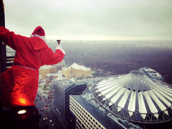 de_kinemathek's tweet photo. Der Weihnachtsmann landete gestern auf dem #KollhoffTower am #PotsdamerPlatz in #Berlin. Er war allerdings ohne Schlitten und Rentiere unterwegs. #xmas https://t.co/XJ7wlG3d6Y