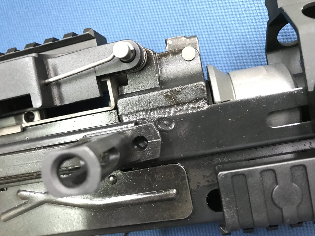 はなしろ Devilsix Na Twitteru この前入手したg P Mk46 Dx Ver を錆対策の為に全体的にオイル塗布 汚れ落とし中 よく話題に出るdx版とそうじゃない方のmk46やm249と違う所っていうと バレル基部やガスブロック基部がアルミ別体じゃなくて スチールで溶接済みに