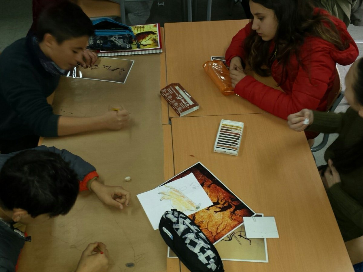 AlumnatESO1's tweet photo. Comencem el dia amb Taller de pintura rupestre @Cervello_INS #projecteprehistoria https://t.co/g8EP58H6Wn