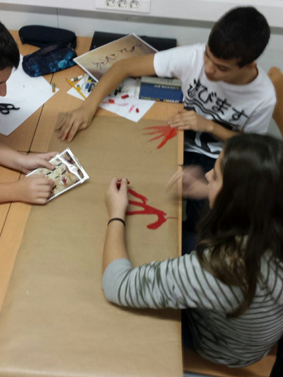 AlumnatESO1's tweet photo. Comencem el dia amb Taller de pintura rupestre @Cervello_INS #projecteprehistoria https://t.co/g8EP58H6Wn