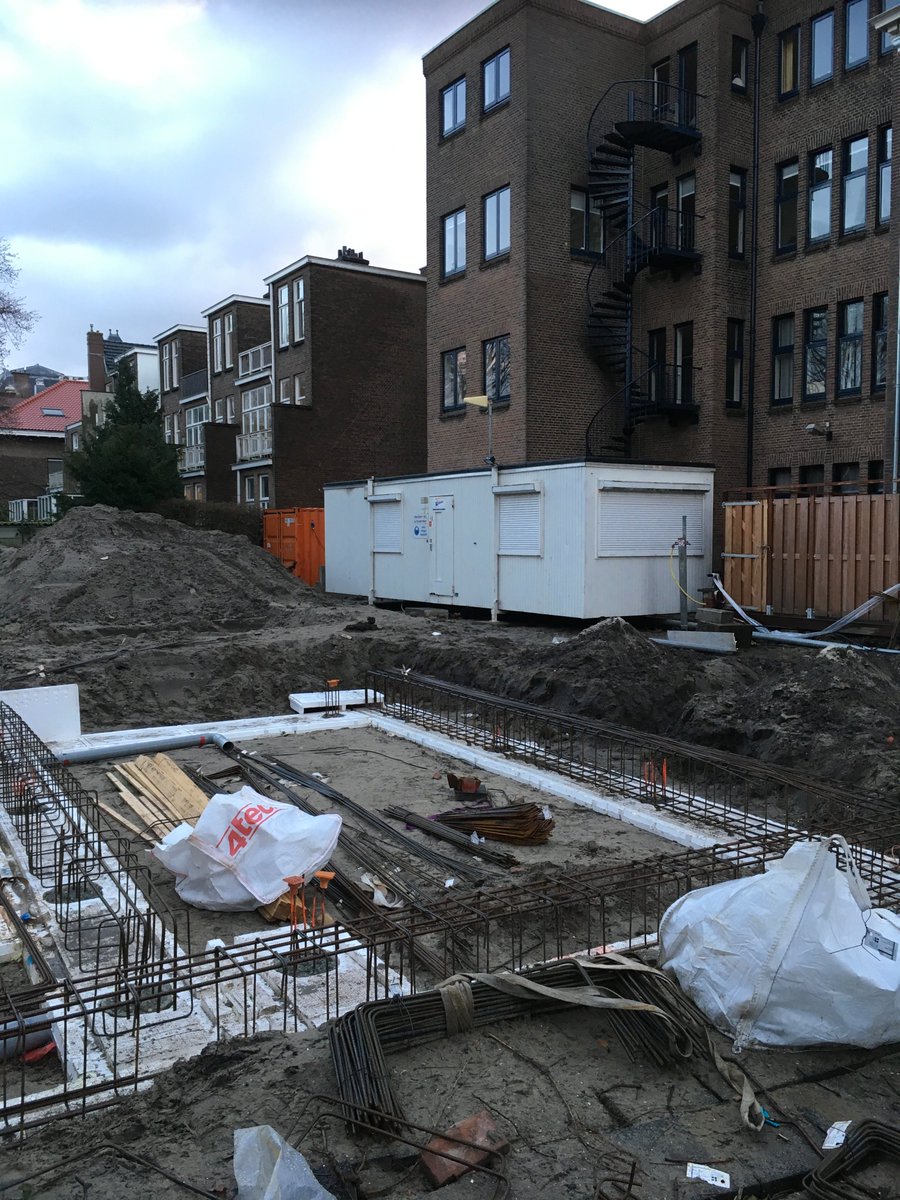 Eddy_Arkesteijn's tweet photo. Keet @weboma geplaatst en fundering in volle gang op de Bachmanstraat ism @Mulderbetonbouw, in 2018 starten we direct met de installaties en de bg vloer! https://t.co/TSEKD2LuGP