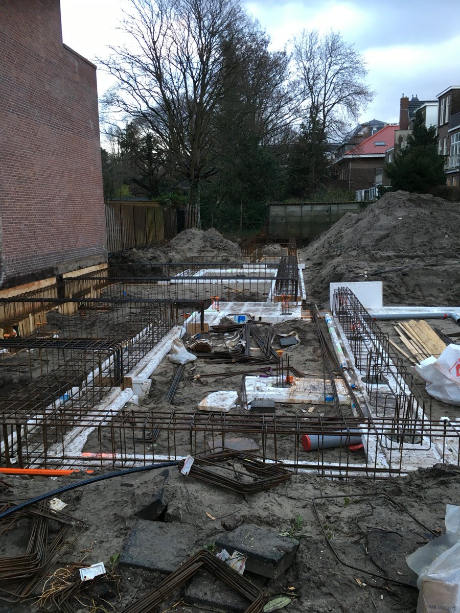 Eddy_Arkesteijn's tweet photo. Keet @weboma geplaatst en fundering in volle gang op de Bachmanstraat ism @Mulderbetonbouw, in 2018 starten we direct met de installaties en de bg vloer! https://t.co/TSEKD2LuGP
