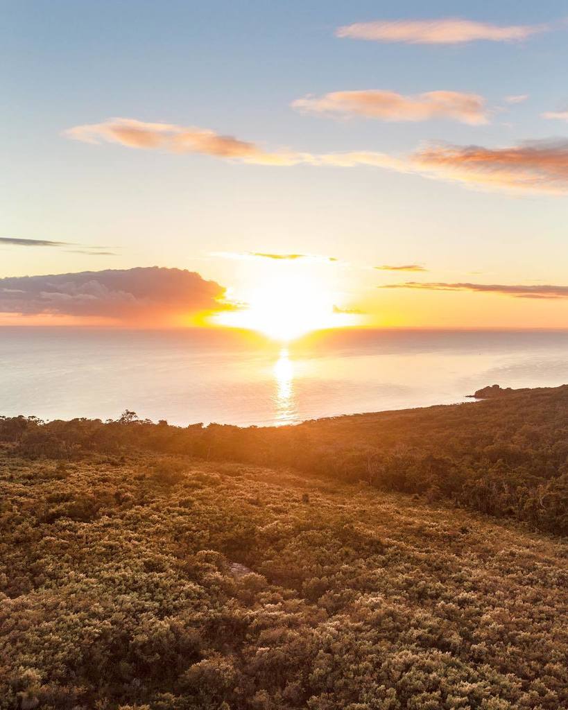 InflightImagery's tweet photo. Beautiful sunrise over Castle Rock. Not many places in WA where the sun rises over the ocean.
.
Extended Christmas sale - ends 19 Dec. see website for code word. .
.
#dunsborough #christmas #sunrise https://t.co/cTg2BdqaGS https://t.co/TEoWWea635