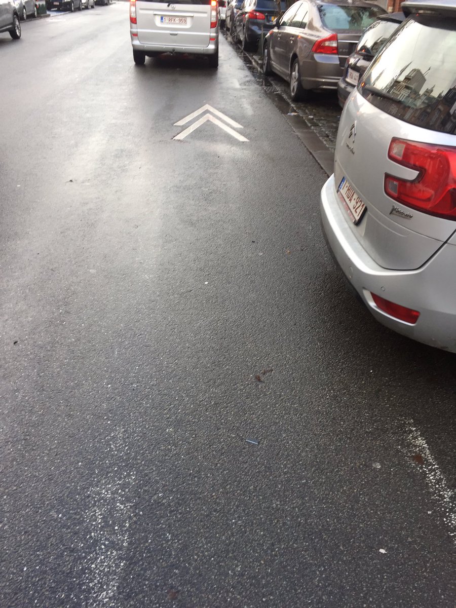 VOOR en NA, van fietspad(1) naar fietssuggestiestrook(2) op J.Dubrucqlaan &amp; A.Clessestraat in Molenbeek &amp; Laken, vlakbij T&amp;T park. Tot zover investeren in fietsinfrastructuur in #Brussel <a href="/velodossier/">Velodossier BXL</a> <a href="/mikaelvaneeck/">Mikaël Van Eeckhoudt</a>