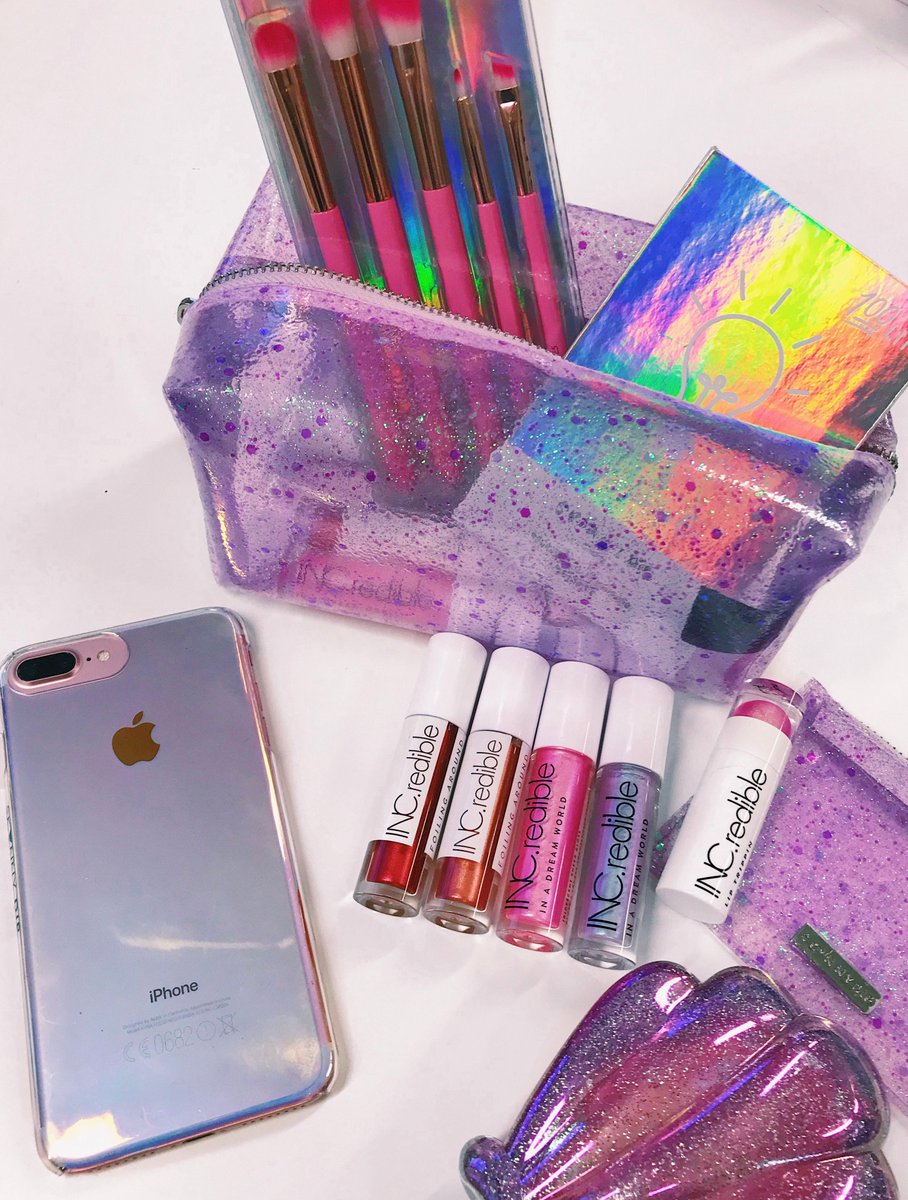 SkinnydipLondon's tweet photo. OMG! 😍 We’ve teamed up with @incredibleyou to bring you this dreamy iridescent giveaway with all of your handbag essentials.💙💜💖 To win, like &amp; RT and follow both accounts. (Ends 19/12, over 16s &amp; UK only.) https://t.co/dtUoCTvoiS