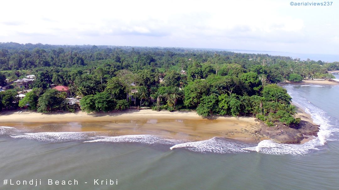 singortfss's tweet photo. #Cité #Balnéaire du 🇨🇲
Et si on faisait un tour?
Elle réunit tous les #condiments pour #aromatiser notre séjour;
Un Climat 37°, des Km de sable, et Une pirogue écologique #madein🇨🇲 pour se ballader dans une Mer chaude et Calme.
Réservation ☎ 676379067 https://t.co/LE3lORLoJA