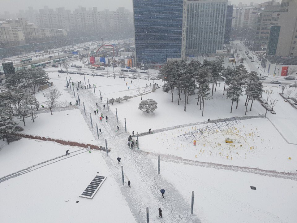 오늘 폭설로 인하여 눈 덮인 시청광장을 제설작업하였습니다. #성남시 #시설공사과