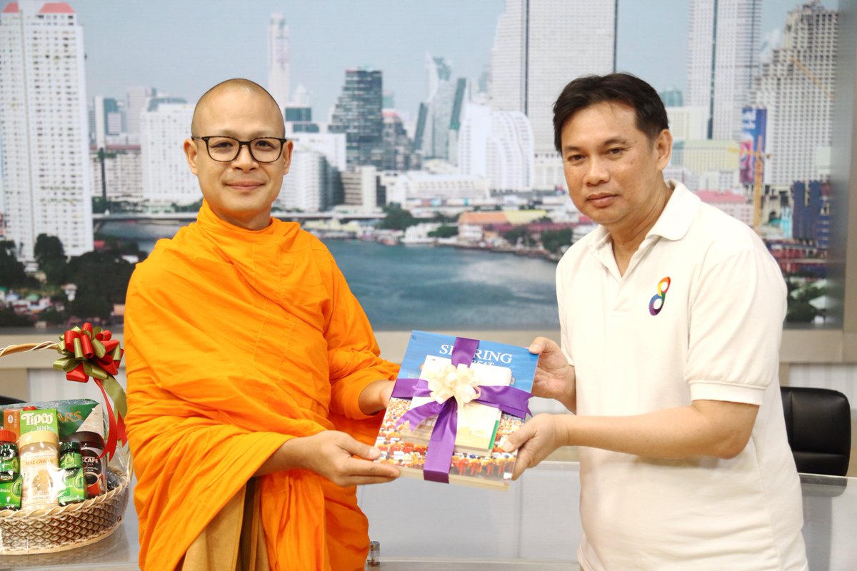DhammakayaInfo's tweet photo. 18 ธ.ค.60 พระมหานพพร ปุญฺญชโย  ป.ธ.9 รอง ผอ.สำนักสื่อสารองค์กร-จนท.สื่อมวลชนสัมพันธ์ #วัดพระธรรมกาย อำนวยพรปีใหม่สื่อมวลชน พบคุณเกรียงไกร สิริกาญจนาวัฒน์ ผอ.ฝ่ายข่าวช่อง 8 คุณสุเมธ โตเกสร บก.ข่าว ช่อง 8 และคุณณยา คัตตพันธ์ บก.ข่าวอาชญากรรม ช่อง 8 #ข่าวช่อง8 https://t.co/oswrkdFJcJ
