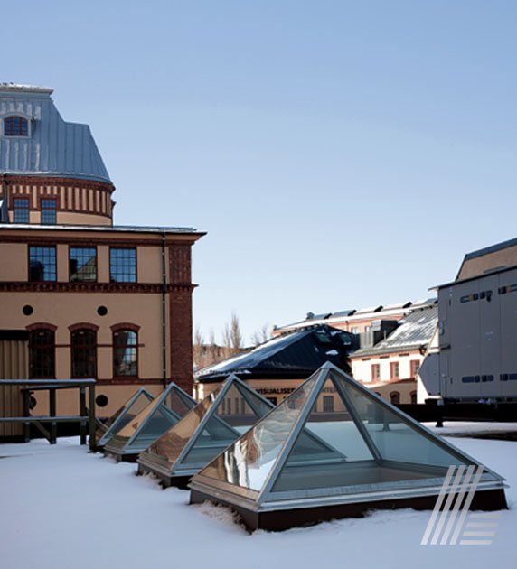 LAMILUX1's tweet photo. Transformation of a former industrial building into a #school #building in #Norrköping (#Sweden). Even in winter the pyramid-shaped Glass elements supply the building interior with natural light https://t.co/fXI2v59uyi #LAMILUXworldwide #LAMILUX #daylightelements #winter #snow https://t.co/xtmlw8DRj8