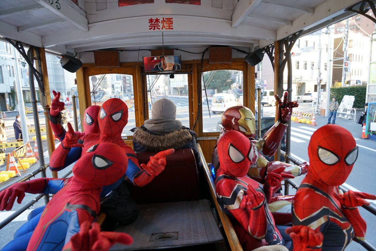 映画 スパイダーマン 公式 A Twitter みんなお待たせ スパイダーマン ホームカミング Blu Ray Dvd12月日 水 発売 レンタル開始を記念して作成されたケーブルカーバスお披露目式に スパイダーマン と アイアンマン が大集合 本日から走るバスの車内
