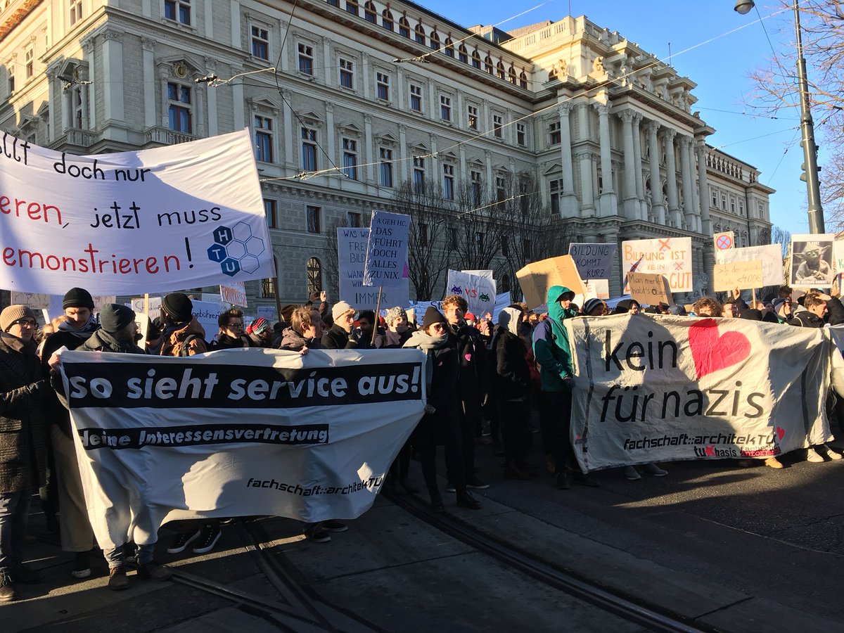 palzwoi_girl's tweet photo. Heute im Redebeitrag des @fzs_ev auf der #TagX Demo in Wien Wissenschaftsfreiheit und Bildung für alle verteidigt. Gegen rechtsautoritäre Regierungen und reaktionäre Politik #notutionfees #hopotweet https://t.co/c8C6ZjVce5