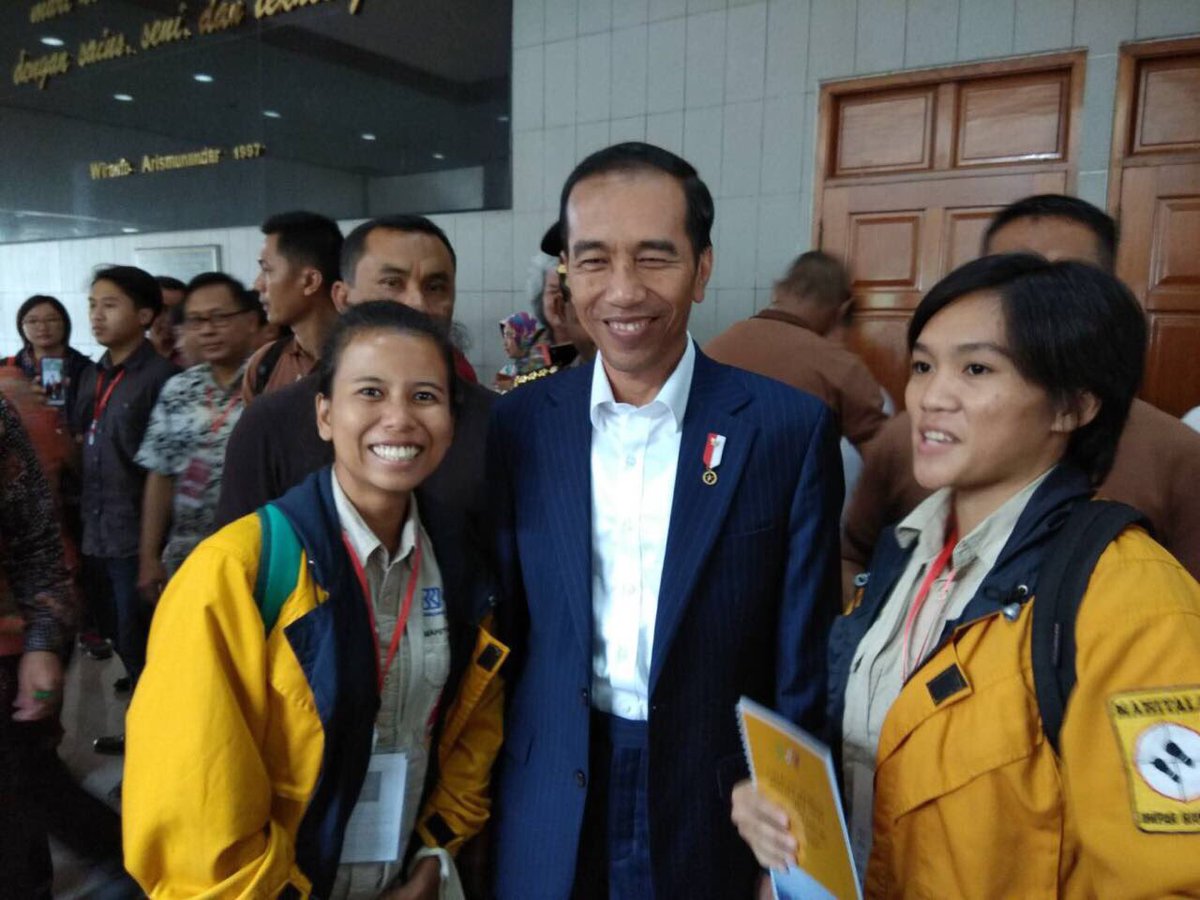 jokowi's tweet photo. Tadi di Bandung ketemu duo perempuan hebat Indonesia: Mathilda &amp; Dimitri, pendaki puncak dunia dari Mahitala Unpar. Mereka tinggal naik Everest (Maret 2018), untuk jadi perempuan pertama di Asia Tenggara yg meraih 7 puncak dunia. Kita doakan sukses. Semangat! -Jkw https://t.co/avuCYHVnR0