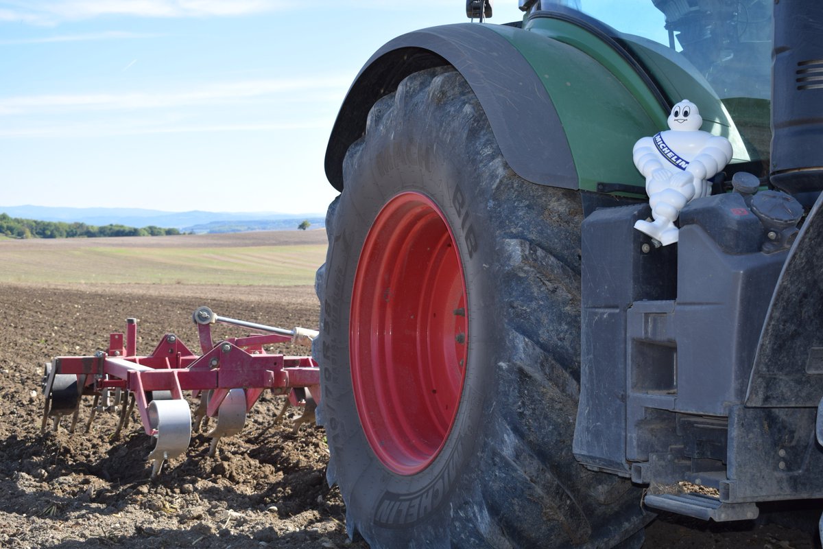 #Spotted le #bibendum <a href="/MichelinAgriUK/">Hijacked</a>  a l'air bien installé sur ce beau <a href="/Fendt_nl/">Fendt</a> chaussé en #MachxBib !  Merci <a href="/MaxChampopro/">Champommier</a> 👍