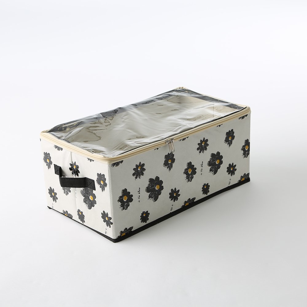 3coinsスリーコインズ 公式 New 新デザインの収納boxが入荷しました スクエアケース 透明フタ付き小分けbox 収納box ななめ縦box 各 300 税 冊子的なものがシンデレラフィットすると話題のスクエアボックス 年末get予定のアレコレを収納する