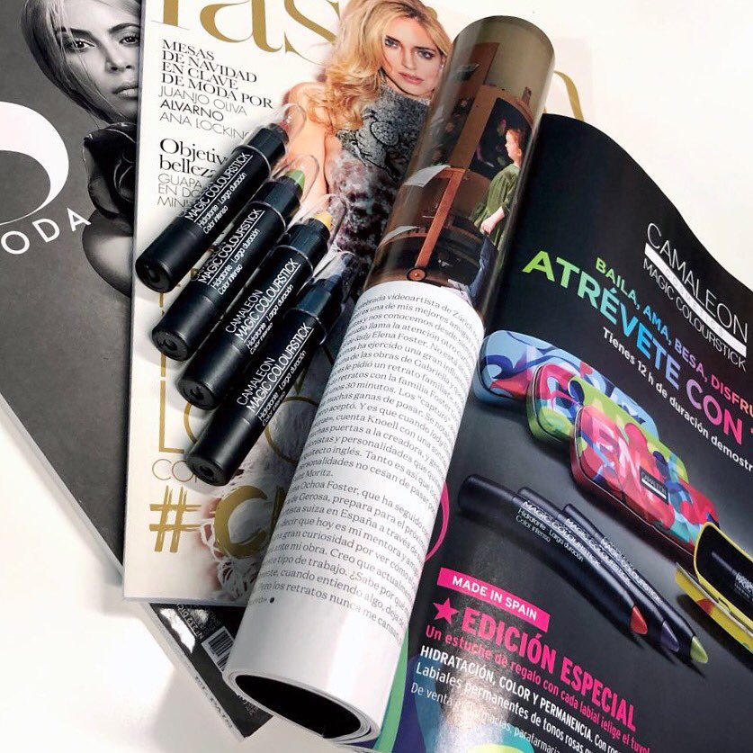 camaleon_spain's tweet photo. ¡Allá donde mires nos verás, llenándolo todo de color! Los labiales Magic Camaleon con los que besar, sonreír, hablar, bailar y disfrutar durante horas y ahora con estuche de regalo de edición limitada! Te encantará! #camaleoncosmetics #magiccolourstick #tendencias #regalomolon https://t.co/jcGhy8Eomb
