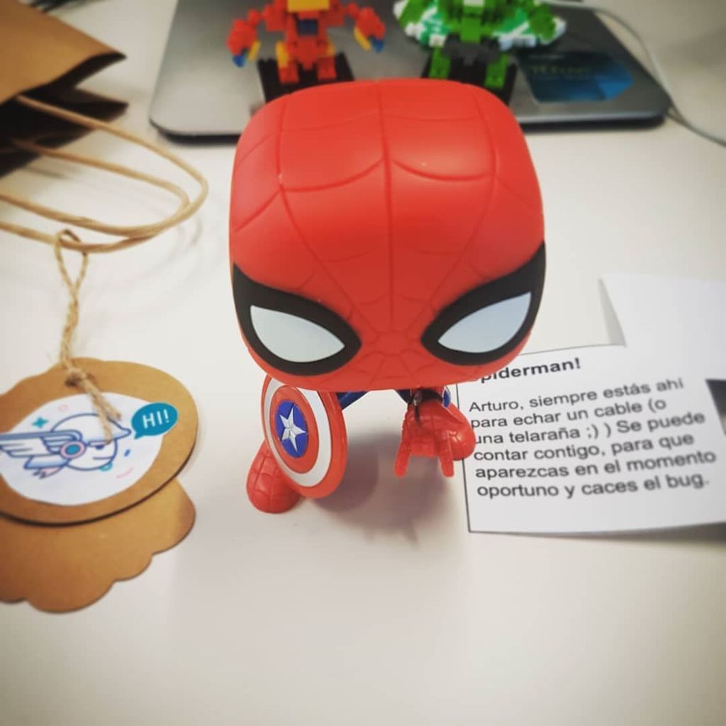 arturogdg's tweet photo. Venir a la oficina y encontrar este GRAN DETALLE en la mesa! Gracias @finuka, mola mil! 🤗 #messagingteam https://t.co/xDNWzty7lO https://t.co/qtVBoscwtj