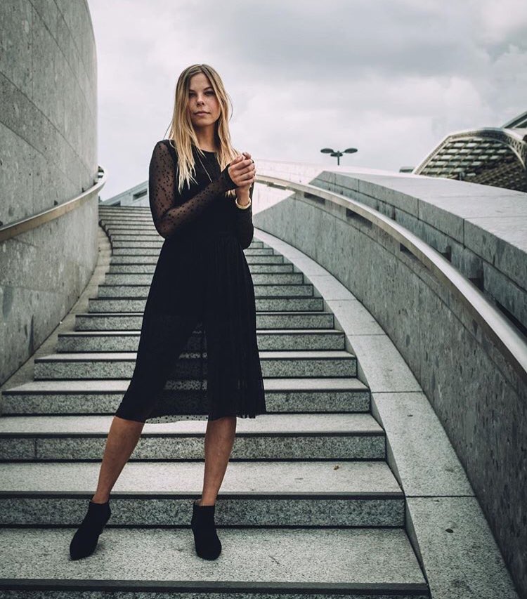 FabuscoStyle's tweet photo. #Kneelength #pleatedskirt is fantastic. We love it paired it with #ankleboots... fantastic look fabusco #streetstyles #streetwear  #ootd https://t.co/vcRWVYCfuW