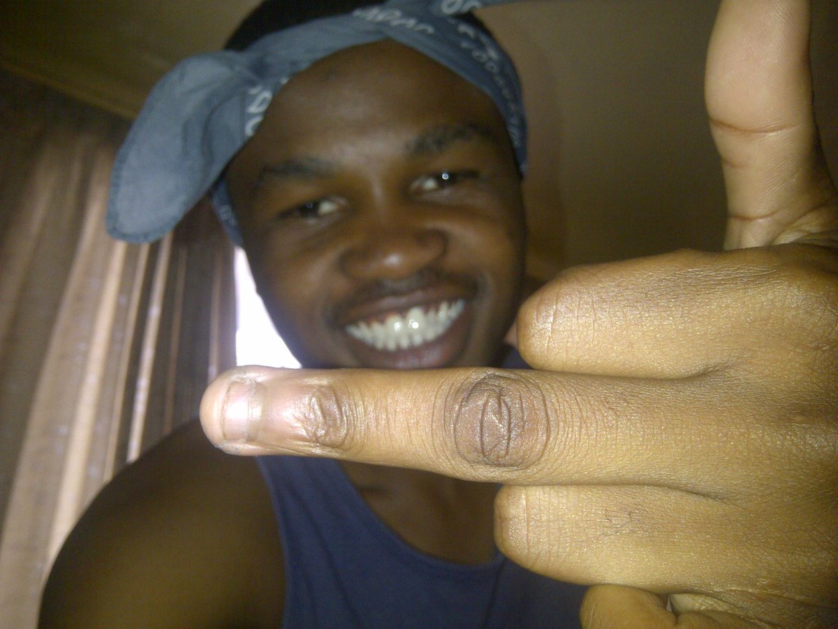 Sima_Escobar's tweet photo. My middle finger is my second child I raise it well https://t.co/MFsdGNz1Jn
