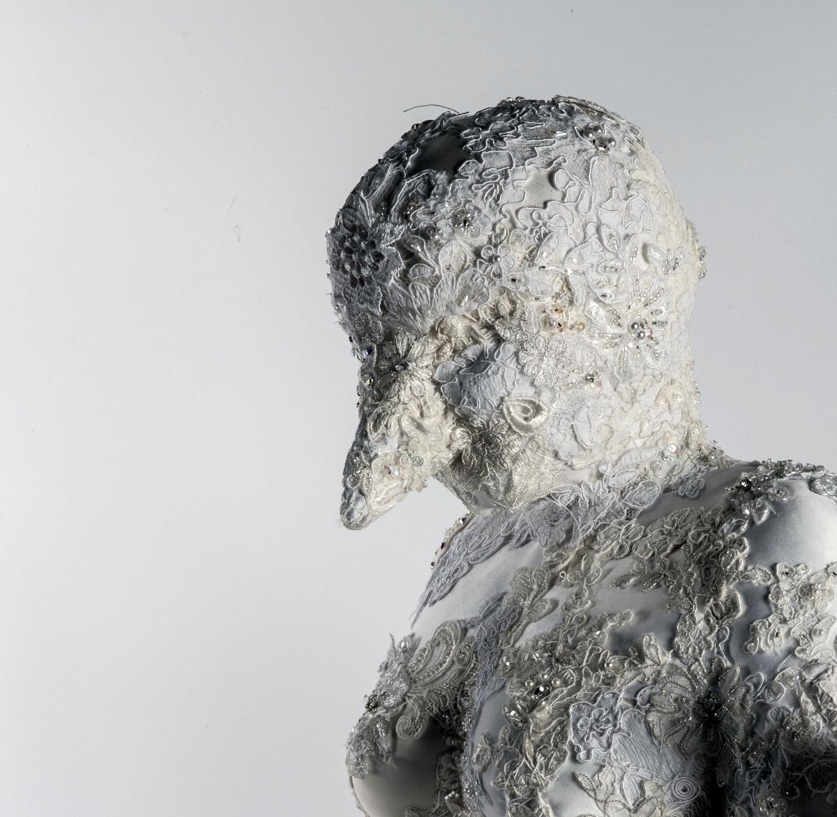 GildaGallery's tweet photo. #FlorenciaMartinez, #Honey - Una #ragazza come un'altra 2017, #scultura in #tessuto da #sposa, #pizzi, 120x60x80cm (particolare)

#H. #Honey #Hungry #Home --> fino al 14/01/18

#art #contemporaryart #Milano #BuenosAires #show 
--> https://t.co/qIXACYFRPL https://t.co/wJr8hj2tYv