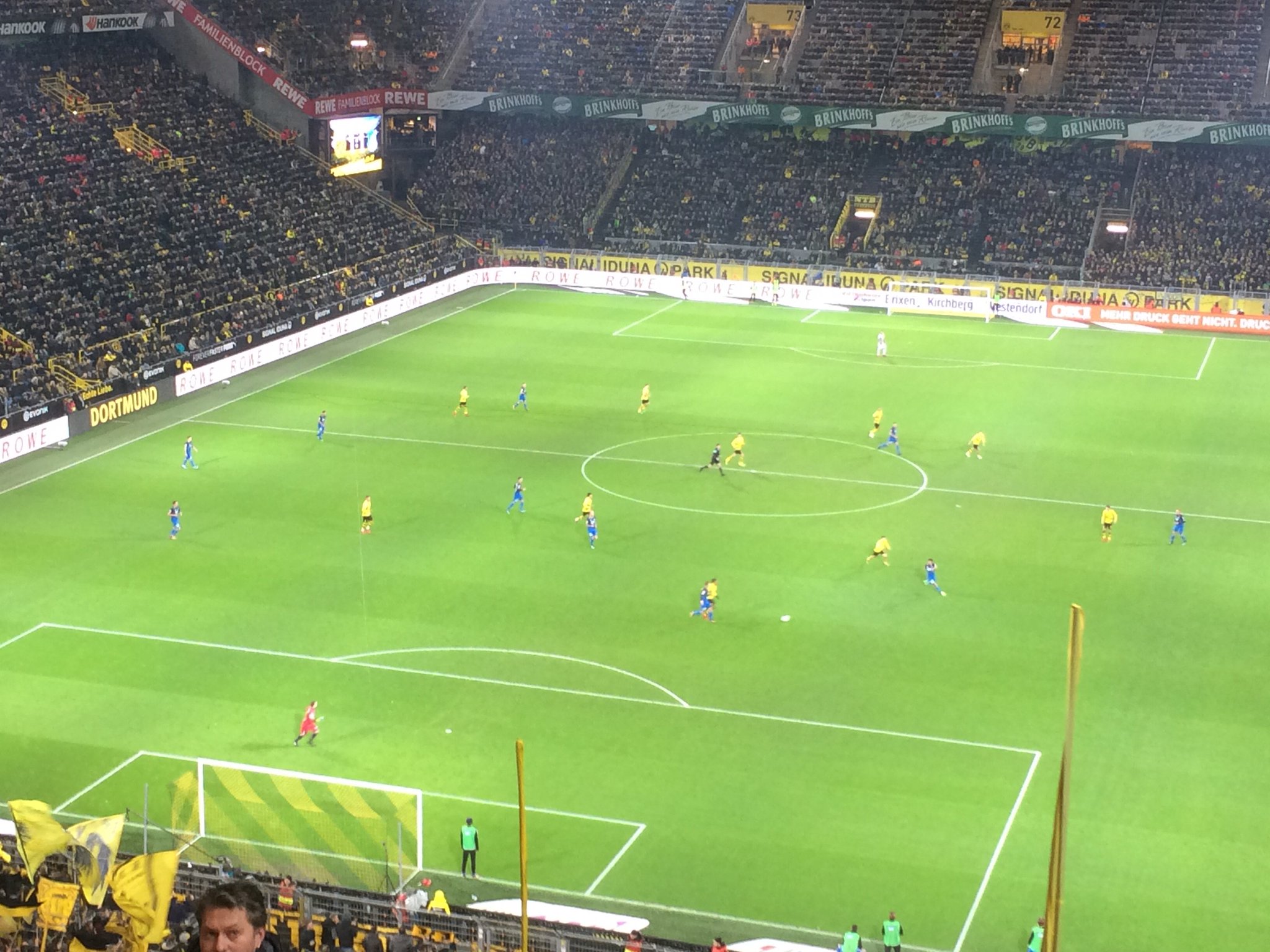 ট ইট র サッカー店長 ホッフェンハイムのポゼッション時の配置をスタンド上から見た画像 幅を取る人間 間に立つ人間 3人目で数的優位を作る人間 本当によく整理されているチームだと感じた tvでなくスタジアムで11人の動きを俯瞰